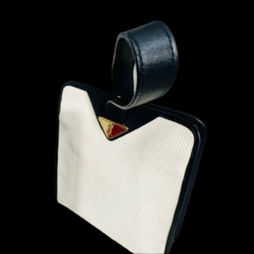 Yves Saint Laurent (YSL) Triangle Plate Cassandra Handle Bag w/COA and dust bag - Picture 4 of 10